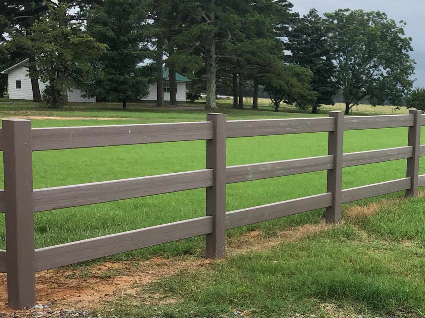Photo of an Arkansas vinyl fence